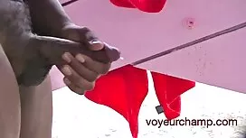سبزه جوان بر روی صند ...