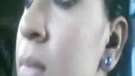 مادر با انگشتان دست  ...