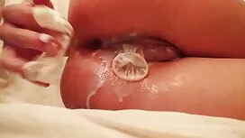 نوک سینه خود را بر ر ...