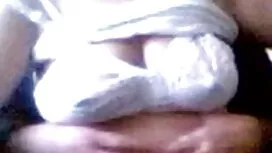 او عینک خود را بر رو ...