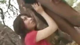 یک زن جوان با یخ لعن ...