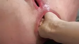 یک دختر نشسته بر روی ...