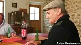 من یک زن با موهای فر ...